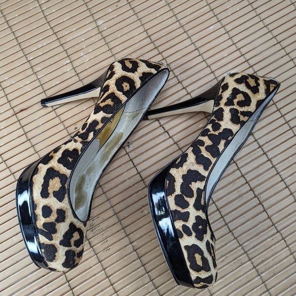 Michael Kors women's sz 7B platform 4" heels. Calf hair Leopard print pumps. 315 - Picture 6 of 10